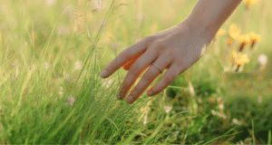 Woman in her 40s experiencing perimenopause histamine symptoms
